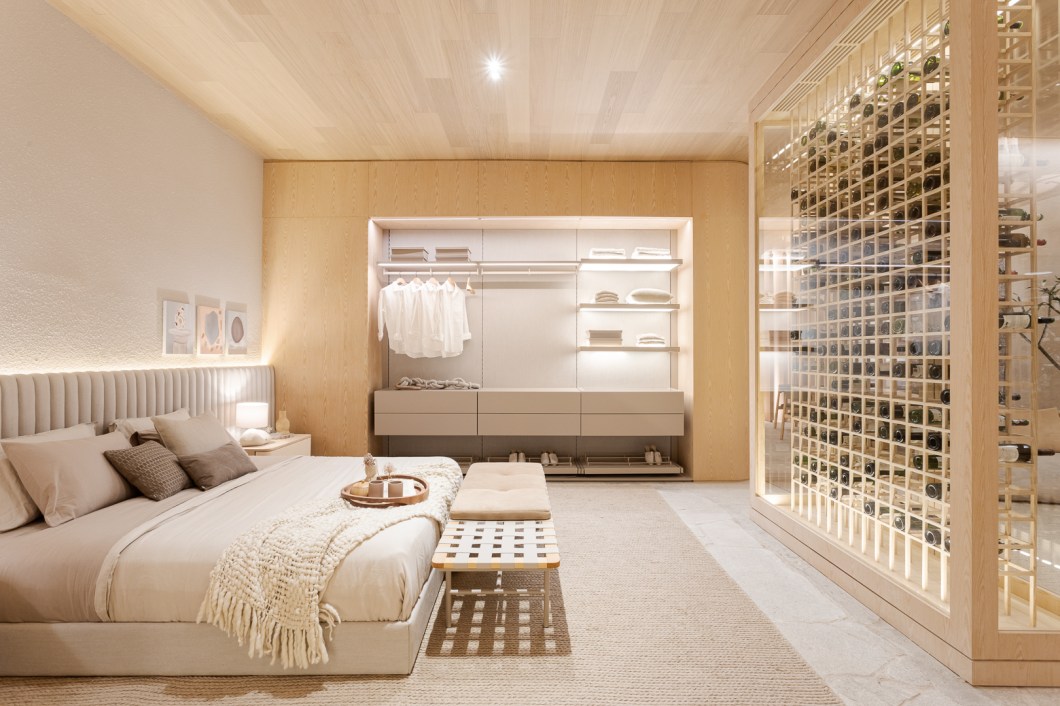 Figueiredo Fischer Arquitetos - Casa Lider. Gustavo Figueiredo e Lívia Fischer projetaram um loft de 150 m² repleto de cores e texturas que remetem à natureza. Tudo pensado para criar uma atmosfera de bem-estar em torno do mobiliário da Lider Interiores, com destaque para a mesa de jantar Polimorfa e o sofá Curvo. Segundo os arquitetos, as peças de desenho orgânico dialogam com a decoração de caráter rústico proposta por eles. O espaço exibe, ainda, paredes com acabamento feito de terra, piso de cacos de granito, além de painéis e forro de madeira. Na entrada, brises verticais recebem os visitantes e dão um spoiler do clima aconchegante que está por vir. Figueiredo Fischer Arquitetos - Casa Lider. Gustavo Figueiredo e Lívia Fischer projetaram um loft de 150 m² repleto de cores e texturas que remetem à natureza. Tudo pensado para criar uma atmosfera de bem-estar em torno do mobiliário da Lider Interiores, com destaque para a mesa de jantar Polimorfa e o sofá Curvo. Segundo os arquitetos, as peças de desenho orgânico dialogam com a decoração de caráter rústico proposta por eles. O espaço exibe, ainda, paredes com acabamento feito de terra, piso de cacos de granito, além de painéis e forro de madeira. Na entrada, brises verticais recebem os visitantes e dão um spoiler do clima aconchegante que está por vir.