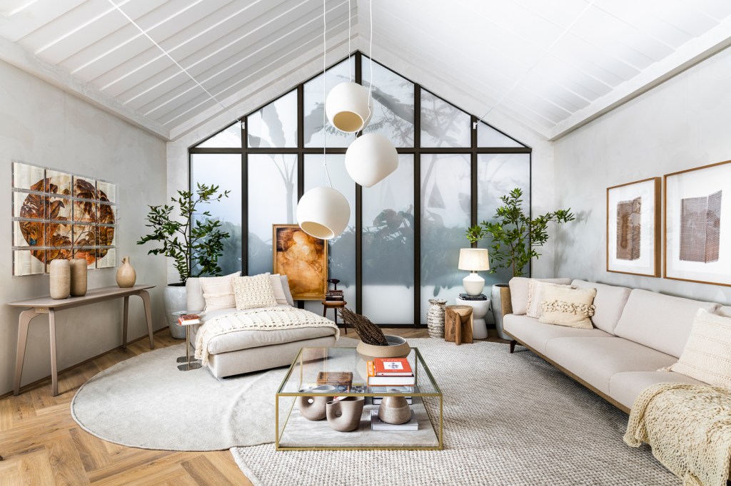 Flávia Burin e Bruna Moretti – Pó e Glória Flávia Burin e Bruna Moretti - Pó e Glória. Projeto da CASACOR São Paulo 2023. Na foto, sala de estar com painel translucido e forro em formato de telhado.