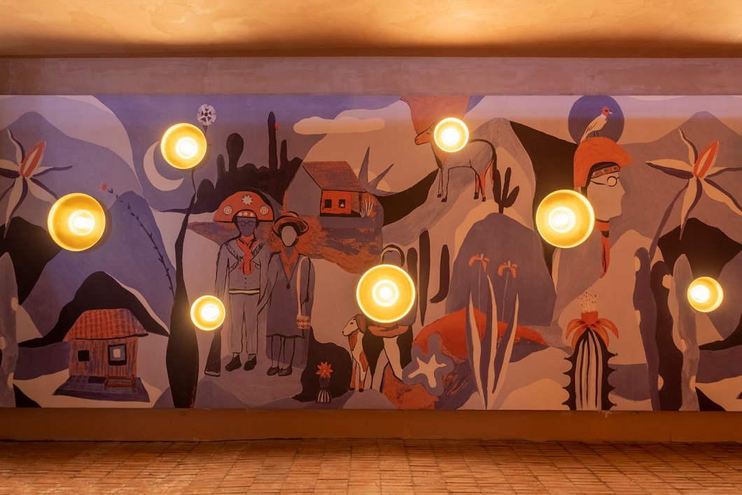 Gleuse Ferreira Arquitetura - Pelos Caminhos do Sertão. Bisneta de Lampião e Maria Bonita, Gleuse Ferreira projetou um ambiente que enaltece a influência de seus antepassados em diversos setores da cultura brasileira, como arte, moda, cinema e arquitetura. Na área de circulação de 107 m², a profissional resgata com orgulho a história do casal de cangaceiros por meio de um papel de parede ilustrado pela designer Jade Marangolo. No piso, o tijolo cimentício terracota foi escolhido por lembrar o solo nordestino. O mobiliário é assinado por Jader Almeida. Gleuse Ferreira Arquitetura - Pelos Caminhos do Sertão. Bisneta de Lampião e Maria Bonita, Gleuse Ferreira projetou um ambiente que enaltece a influência de seus antepassados em diversos setores da cultura brasileira, como arte, moda, cinema e arquitetura. Na área de circulação de 107 m², a profissional resgata com orgulho a história do casal de cangaceiros por meio de um papel de parede ilustrado pela designer Jade Marangolo. No piso, o tijolo cimentício terracota foi escolhido por lembrar o solo nordestino. O mobiliário é assinado por Jader Almeida.