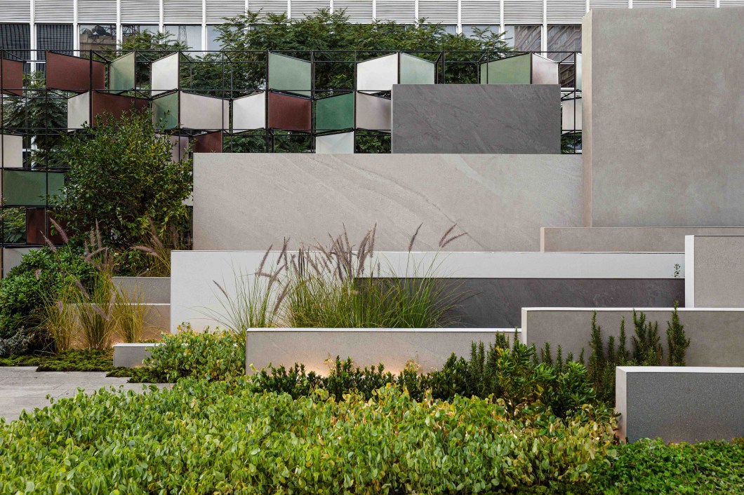 Alex Hanazaki - Origens Portinari por Alex Hanazaki. O paisagista Alex Hanazaki se inspirou na fabricação dos porcelanatos da Portinari para criar um espaço de contemplação repleto de estímulos sensoriais em 290 m². Trata-se de um percurso narrativo baseado na combinação da tecnologia com os elementos naturais terra, água e fogo, que fazem parte do processo de produção. Durante a experiência, a ambientação criada com os revestimentos da marca, aliada ao paisagismo, desperta sensações prazerosas. Destaque para a instalação artística produzida com a aplicação de lastras - os porcelanatos de grande formato - logo na entrada do projeto. Alex Hanazaki - Origens Portinari por Alex Hanazaki. O paisagista Alex Hanazaki se inspirou na fabricação dos porcelanatos da Portinari para criar um espaço de contemplação repleto de estímulos sensoriais em 290 m². Trata-se de um percurso narrativo baseado na combinação da tecnologia com os elementos naturais terra, água e fogo, que fazem parte do processo de produção. Durante a experiência, a ambientação criada com os revestimentos da marca, aliada ao paisagismo, desperta sensações prazerosas. Destaque para a instalação artística produzida com a aplicação de lastras - os porcelanatos de grande formato - logo na entrada do projeto.