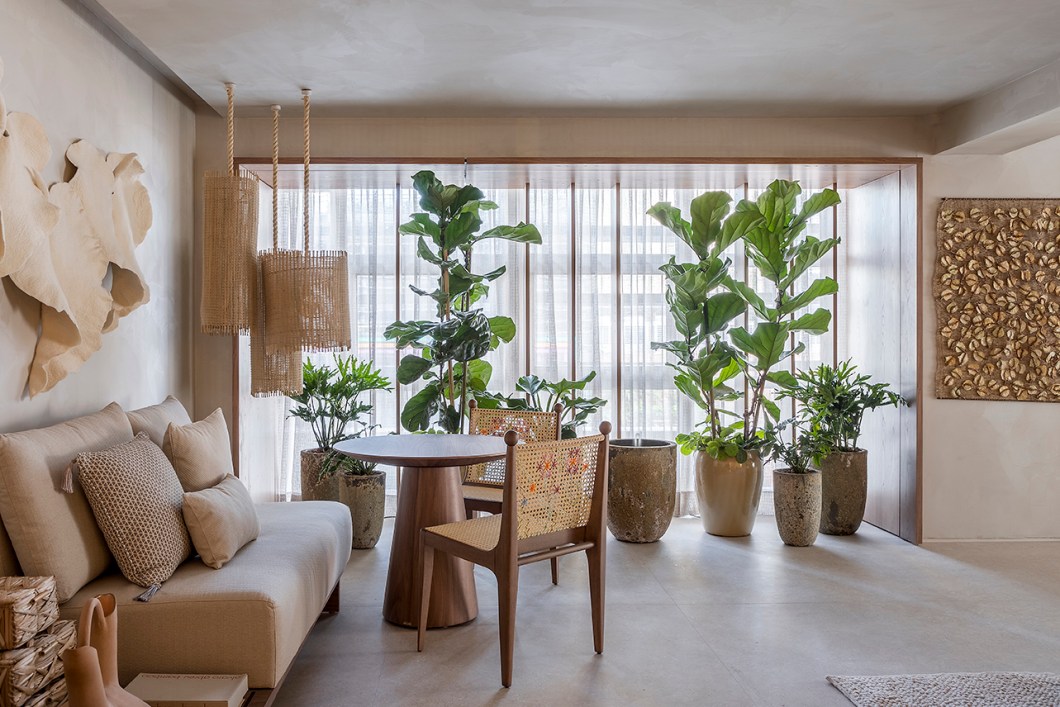 Isabella Nalon Arquitetura e Interiores - Refúgio Conexão. Com o propósito de ressaltar a textura dos materiais e a beleza dos objetos feitos a mão, a arquiteta Isabella Nalon imaginou uma caixa monocromática, no tom areia, projetada para estimular uma vida mais tranquila e saudável. O ambiente de 76 m² abriga um canto de leitura onde também é possível meditar, ouvir música e curtir os amigos. Essas atividades são cercadas de muito aconchego graças à composição do décor, que inclui painel de fibras naturais e sementes, de Monica Carvalho, e folhas tecidas com lã de ovelha por Inês Schertel. Isabella Nalon Arquitetura e Interiores - Refúgio Conexão. Com o propósito de ressaltar a textura dos materiais e a beleza dos objetos feitos a mão, a arquiteta Isabella Nalon imaginou uma caixa monocromática, no tom areia, projetada para estimular uma vida mais tranquila e saudável. O ambiente de 76 m² abriga um canto de leitura onde também é possível meditar, ouvir música e curtir os amigos. Essas atividades são cercadas de muito aconchego graças à composição do décor, que inclui painel de fibras naturais e sementes, de Monica Carvalho, e folhas tecidas com lã de ovelha por Inês Schertel.