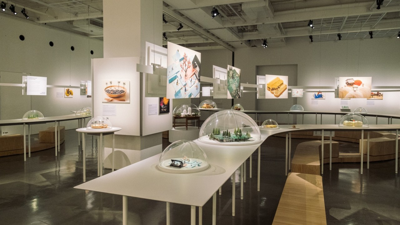 Tatsuya Tanaka, fotógrafo e artista da exposição Japão em Miniaturas da Japan House São Paulo.