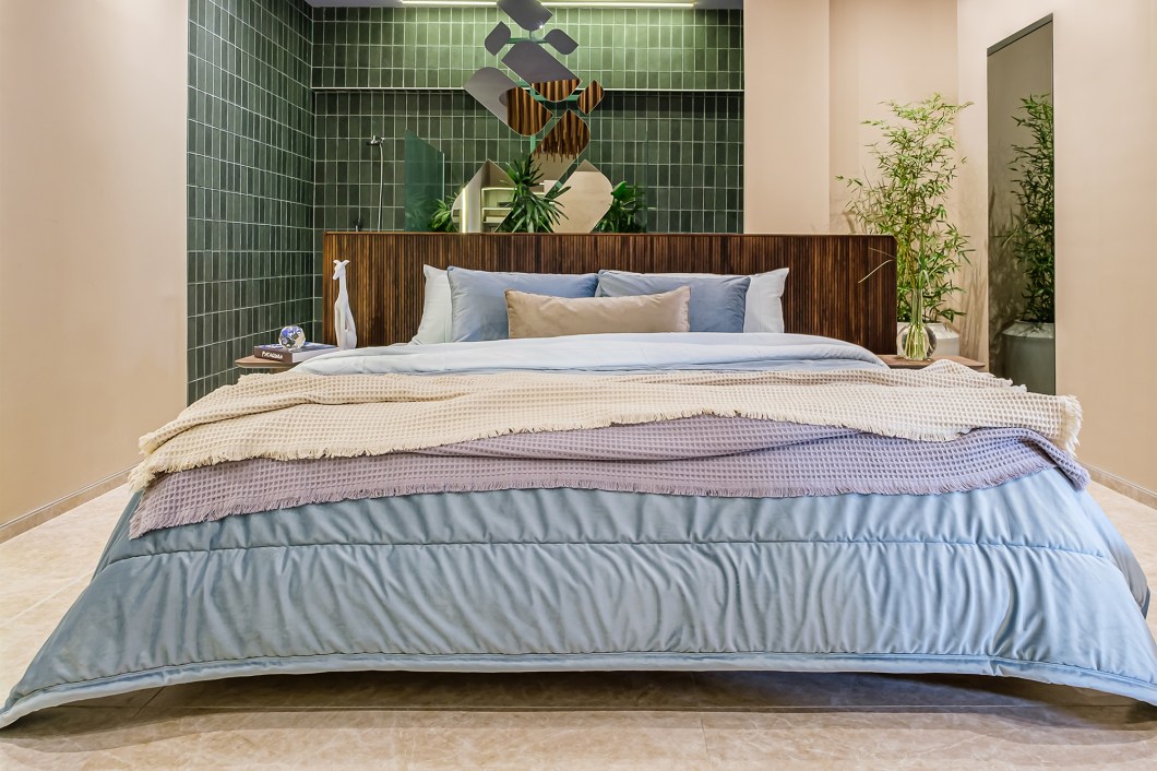 José Diego Torrico - Master Suite. Respire, suspire e inspire: são esses os três pilares deste quarto. É um espaço aberto, mas com as áreas que o compõem separadas. É um camarim, uma sala de descanso e uma sala de relaxamento onde os tons de verde e lavanda se equilibram graças às cores neutras. O pé-direito alto é usado para surpreender o usuário com uma grande abertura, da qual hastes pendem esculturalmente. Enquanto isso, a natureza também faz parte do espaço, espalhando-se em diversos cantos. A penumbra, controlável, convida ao descanso e ao bem-estar. José Diego Torrico - Master Suite. Respire, suspire e inspire: são esses os três pilares deste quarto. É um espaço aberto, mas com as áreas que o compõem separadas. É um camarim, uma sala de descanso e uma sala de relaxamento onde os tons de verde e lavanda se equilibram graças às cores neutras. O pé-direito alto é usado para surpreender o usuário com uma grande abertura, da qual hastes pendem esculturalmente. Enquanto isso, a natureza também faz parte do espaço, espalhando-se em diversos cantos. A penumbra, controlável, convida ao descanso e ao bem-estar.