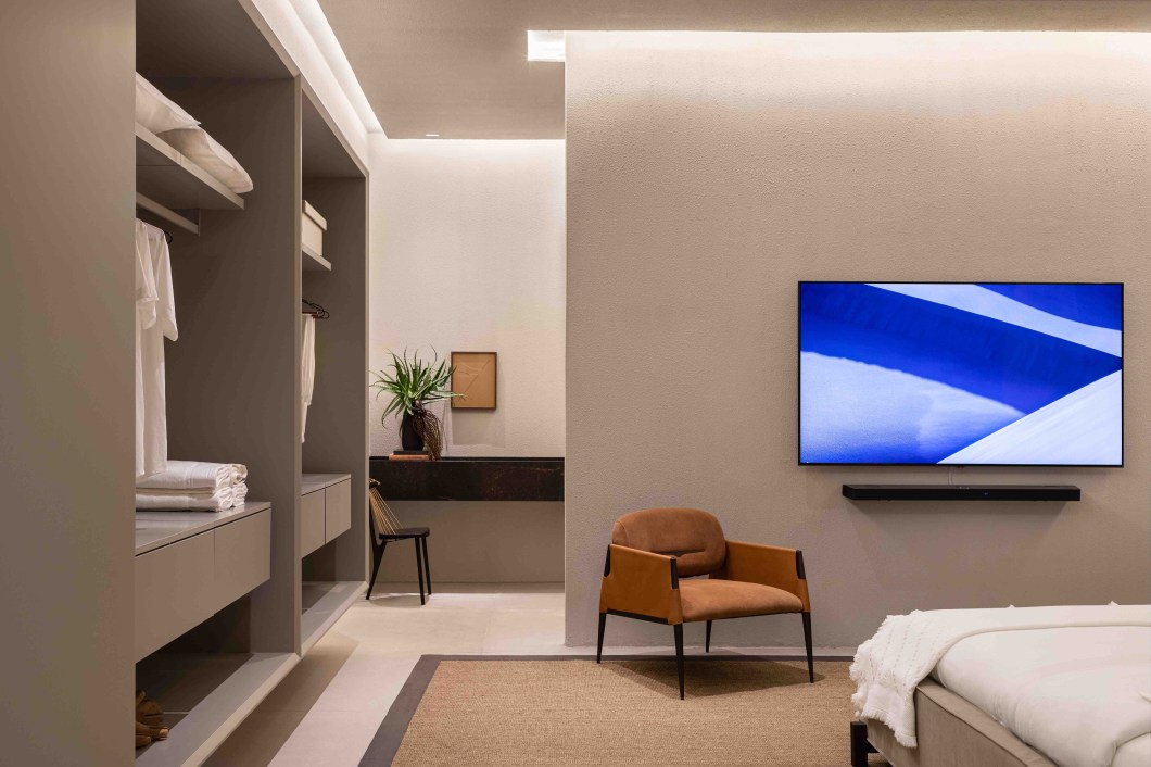 Juarez Cruz Interiores + - Casa Wenge. Árvore nobre, escura e rara, a wenge (ou wenguê) norteia o conceito do projeto do designer de interiores Juarez Cruz. A começar pelo armário com mais de 12 m de comprimento, no qual os nichos valorizam o tom forte dessa madeira. O material aparece ainda no painel de marcenaria localizado na entrada do ambiente e no mobiliário solto. Em contraste, o paisagismo composto de espécies nativas brasileiras traz o verde para perto, junto a obras de arte assinadas por Amilcar de Castro, Felipe Cohen, Mira Schendel e Túlio Pinto. Juarez Cruz Interiores + - Casa Wenge. Árvore nobre, escura e rara, a wenge (ou wenguê) norteia o conceito do projeto do designer de interiores Juarez Cruz. A começar pelo armário com mais de 12 m de comprimento, no qual os nichos valorizam o tom forte dessa madeira. O material aparece ainda no painel de marcenaria localizado na entrada do ambiente e no mobiliário solto. Em contraste, o paisagismo composto de espécies nativas brasileiras traz o verde para perto, junto a obras de arte assinadas por Amilcar de Castro, Felipe Cohen, Mira Schendel e Túlio Pinto.