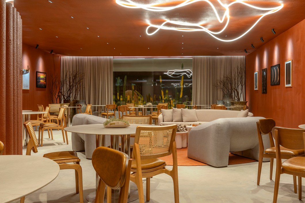 La.viv Arquitetos - Café não costuma falhar. Vivian São José e Marcos Laffyte assinam o ambiente onde se destacam obras de artes distribuídas por todas as paredes e mesas: fotografias de Thiago Daher, Darle Pessoa e Marcos Laffyte e croquis criados por Manoel Balbino. A textura áspera aplicada nas paredes e no forro e os galhos secos que compõem os vasos remetem à percepção e à aceitação dos espinhos e das feridas internas. O círculo de luz, criado com o Neon Guiado, de Waldir Júnior - visto por todos os ângulos do ambiente - é o ponto do percurso onde o ser se eleva: a conclusão do caminho. La.viv Arquitetos - Café não costuma falhar. Vivian São José e Marcos Laffyte assinam o ambiente onde se destacam obras de artes distribuídas por todas as paredes e mesas: fotografias de Thiago Daher, Darle Pessoa e Marcos Laffyte e croquis criados por Manoel Balbino. A textura áspera aplicada nas paredes e no forro e os galhos secos que compõem os vasos remetem à percepção e à aceitação dos espinhos e das feridas internas. O círculo de luz, criado com o Neon Guiado, de Waldir Júnior - visto por todos os ângulos do ambiente - é o ponto do percurso onde o ser se eleva: a conclusão do caminho.