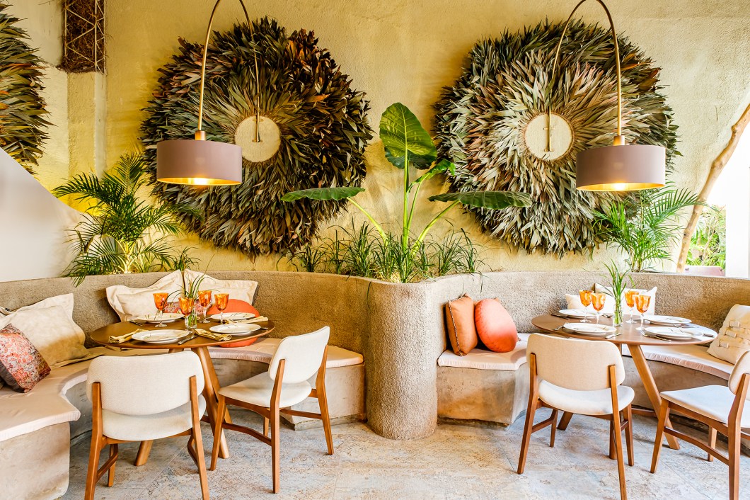 Lissy Añez - Aquí o Allá. A riqueza da culinária peruboliviana inspirou Lissy Añez a construir o restaurante descontraído, luminoso e funcional, onde a mistura de texturas, a conjugação de linhas retas e a iluminação alcançam uma estética contemporânea. O dinamismo está presente em um bar cujo desenho se prolonga para um banco e no artesanato das paredes que remete ao pôr do sol em meio à vegetação. Lissy Añez - Aquí o Allá. A riqueza da culinária peruboliviana inspirou Lissy Añez a construir o restaurante descontraído, luminoso e funcional, onde a mistura de texturas, a conjugação de linhas retas e a iluminação alcançam uma estética contemporânea. O dinamismo está presente em um bar cujo desenho se prolonga para um banco e no artesanato das paredes que remete ao pôr do sol em meio à vegetação.