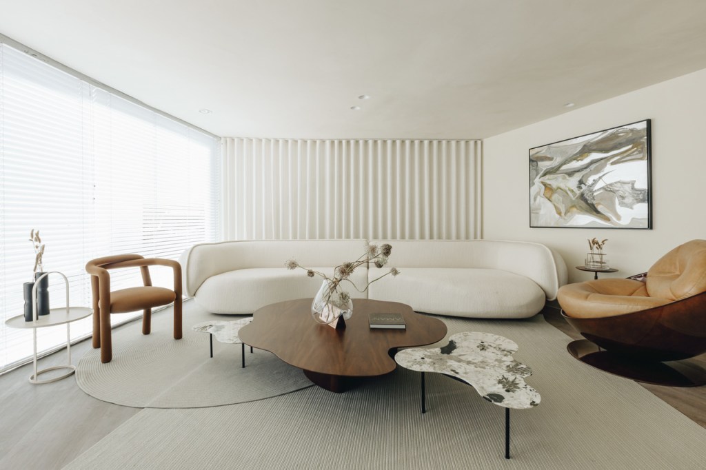 PAF_20230406_MOM_0013_Easy-Resize.com Mobiliário fluído e paleta terrosa preenchem o design desta loja no Paraná ; assinado por Gabriela Casagrande Arquitetura.