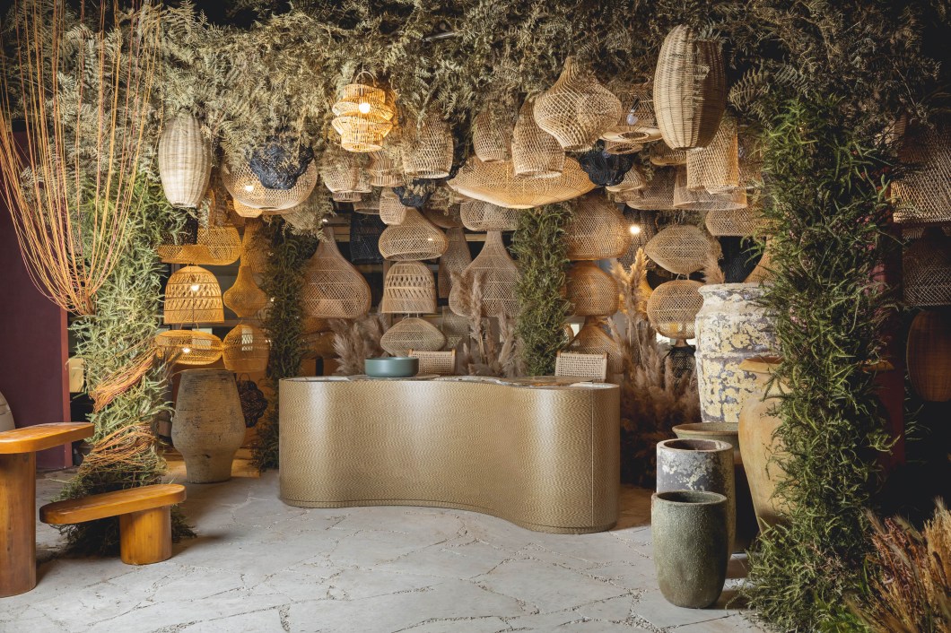 Ricardo Pessuto - Jardim Tecer a Vida. Com 350 m², o espaço assinado por Ricardo Pessuto contempla jardim, gazebo com sauna e um pequeno lounge. Localizado entre algumas casas da mostra, o ambiente expressa diferentes modos de viver e propõe uma reflexão sobre os processos da vida. Cada textura, móvel, acabamento, piso e vegetação escolhidos pelo paisagista tem um propósito. Preste atenção nas plantas naturais desidratadas, no mobiliário artesanal e na tapeçaria, instalada no meio do jardim junto a um tear. Ricardo Pessuto - Jardim Tecer a Vida. Com 350 m², o espaço assinado por Ricardo Pessuto contempla jardim, gazebo com sauna e um pequeno lounge. Localizado entre algumas casas da mostra, o ambiente expressa diferentes modos de viver e propõe uma reflexão sobre os processos da vida. Cada textura, móvel, acabamento, piso e vegetação escolhidos pelo paisagista tem um propósito. Preste atenção nas plantas naturais desidratadas, no mobiliário artesanal e na tapeçaria, instalada no meio do jardim junto a um tear.