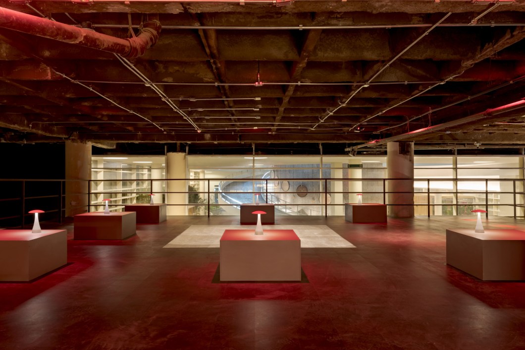 Studioix by Guinter - REDEFINIR. Em vez de mascarar a estrutura do mezanino do Conjunto Nacional, Guinter Parschalk optou por manter o local como o encontrou, com vigas de concreto, barras metálicas e tubulações aparentes, e trabalhar apenas com efeitos de iluminação, sua especialidade. O nome dado ao ambiente brinca com a ideia de usar luz vermelha (“red”) para definir o perímetro onde estão expostas luminárias técnicas. Segundo o profissional, essa é a cor que melhor propicia a visualização de contrastes e, portanto, a percepção de detalhes. Studioix by Guinter - REDEFINIR. Em vez de mascarar a estrutura do mezanino do Conjunto Nacional, Guinter Parschalk optou por manter o local como o encontrou, com vigas de concreto, barras metálicas e tubulações aparentes, e trabalhar apenas com efeitos de iluminação, sua especialidade. O nome dado ao ambiente brinca com a ideia de usar luz vermelha (“red”) para definir o perímetro onde estão expostas luminárias técnicas. Segundo o profissional, essa é a cor que melhor propicia a visualização de contrastes e, portanto, a percepção de detalhes.