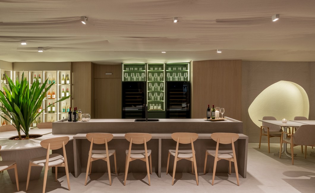 Vilaville Arquitetura - Restaurante Horta. Símbolo de persistência, trabalho e cuidado constante, a figura do jardineiro traduz o tema do ano no projeto das arquitetas Gabriela Vilarrubia e Fabiana Villegas. A vegetação abundante preenche todo o ambiente e dialoga com as formas orgânicas da arquitetura e com o uso da madeira em elementos desenhados sob medida para trazer aconchego, fluidez e modernidade. Salão principal, bar, terraço e cozinha compõem o espaço de 255 m², criado para abrigar a culinária grega do Grupo MYK. Vilaville Arquitetura - Restaurante Horta. Símbolo de persistência, trabalho e cuidado constante, a figura do jardineiro traduz o tema do ano no projeto das arquitetas Gabriela Vilarrubia e Fabiana Villegas. A vegetação abundante preenche todo o ambiente e dialoga com as formas orgânicas da arquitetura e com o uso da madeira em elementos desenhados sob medida para trazer aconchego, fluidez e modernidade. Salão principal, bar, terraço e cozinha compõem o espaço de 255 m², criado para abrigar a culinária grega do Grupo MYK.