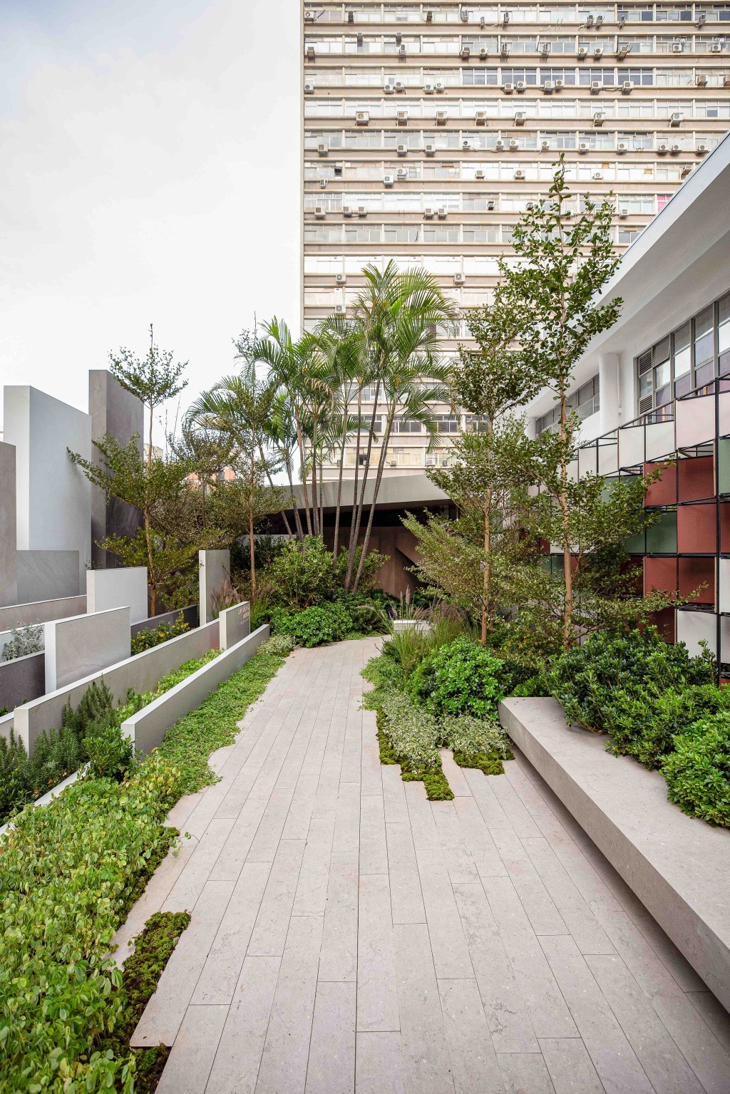 alex-hanazaki-origens-portinari-casacor-sao-paulo-2023-credito-uri-serodio (4) Alex Hanazaki - Origens Portinari por Alex Hanazaki. Projeto da CASACOR São Paulo 2023. Na foto, jardim no rooftop com peças cerâmicas.