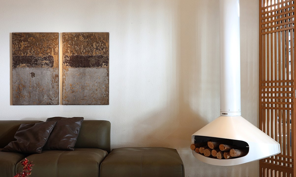 Barbara Dundes Arquitetura - Casa Morada. Projeto da CASACOR São Paulo 2023. Na foto, sala de estar com sofá verde, lareira e divisória vazada.