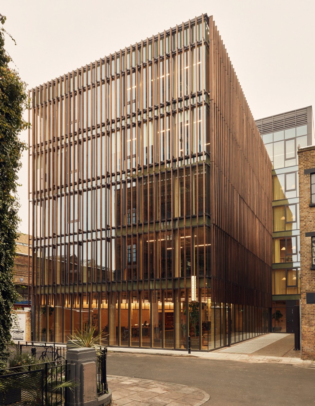 black-and-white-building-by-waugh-thistleton-architects-for-the-office-group-shoreditch-london_dezeen_2364_col_0-scaled Construção sustentável, construção de madeira certificada