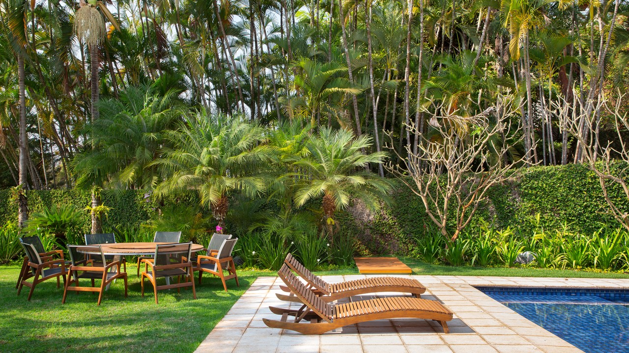 Casa interior cinema áreas integradas muito aconchego Cacau Ribeiro. decoração jardim piscina mesa cadeira