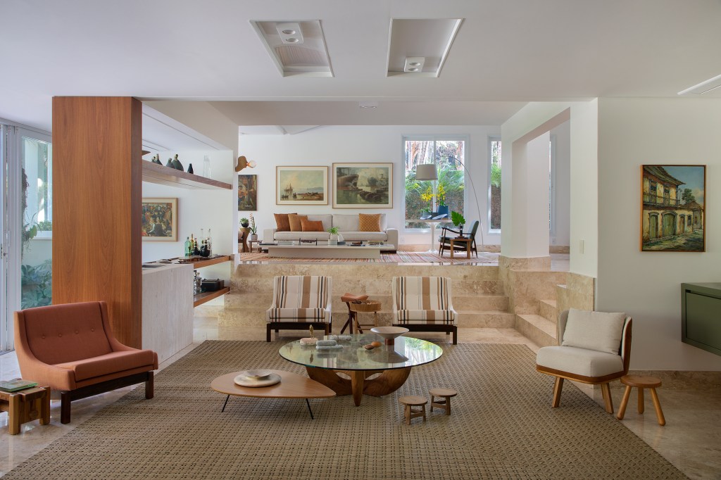 casa-interior-ganha-cinema-areas-integradas-muito-aconchego-credito-mca-estudio (6) Casa interior cinema áreas integradas muito aconchego Cacau Ribeiro. decoração sala estar poltrona mesa tapete sofa jardim quadro