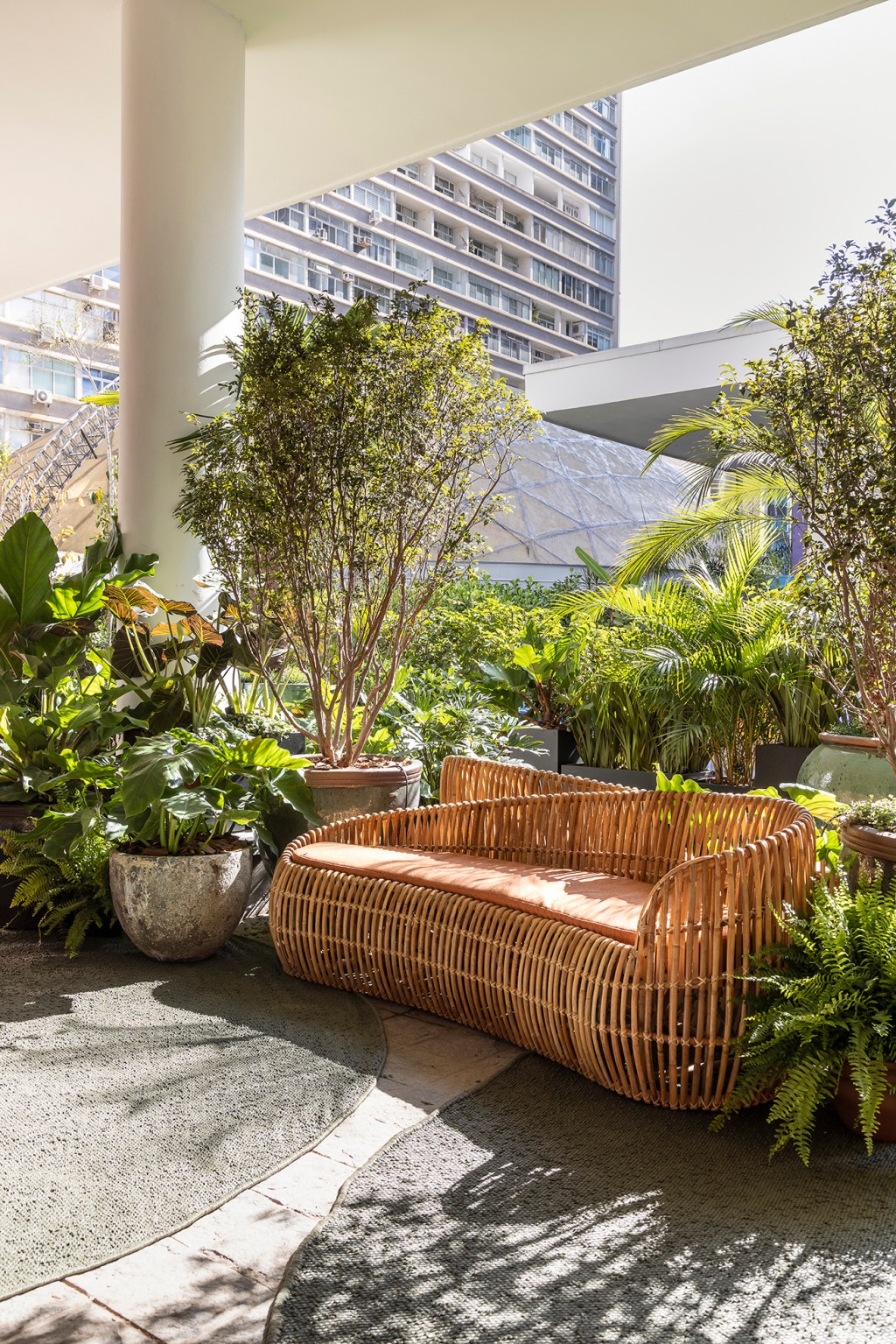 cate-poli-joao-jadao-mirante-paulista-casacor-sao-paulo-2023-credito-evelyn-muller (3) Catê Poli e João Jadão - Mirante Paulista. Projeto da CASACOR São Paulo 2023. Na foto, varanda com jardim.