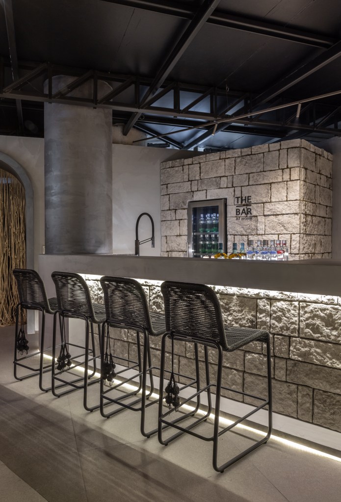 Eduardo Baldelomar - UYUNI Lounge The - Bar. Projeto da CASACOR São Paulo 2023. Na foto, balcao de pedra com cadeiras.