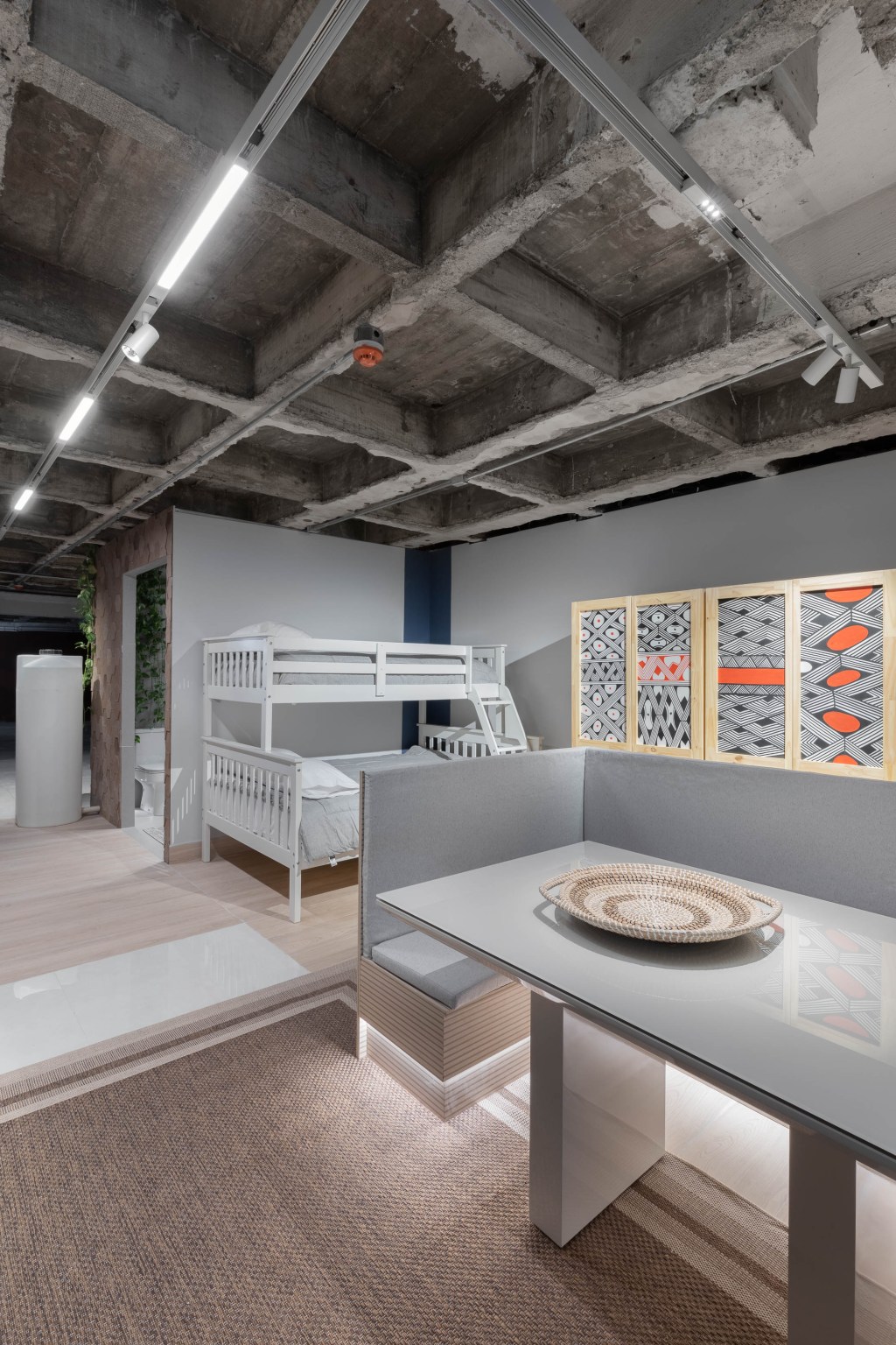 ester-carro-espaco-motiro-casacor-sao-paulo-2023-credito-andre-mortatti (12) Ester Carro - Espaço Motirõ. Projeto da CASACOR São Paulo 2023. Na foto, sala de jantar com canto alemão e pinturas indígenas. Quarto com beliche.