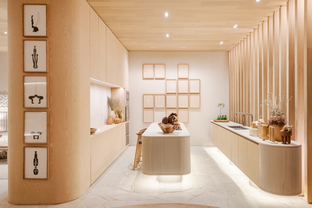 Figueiredo Fischer Arquitetos – Casa Lider. Projeto da CASACOR São Paulo 2023. Figueiredo Fischer Arquitetos - Casa Lider. Projeto da CASACOR São Paulo 2023. Na foto cozinha com ilha, brises de madeira e banqueta.
