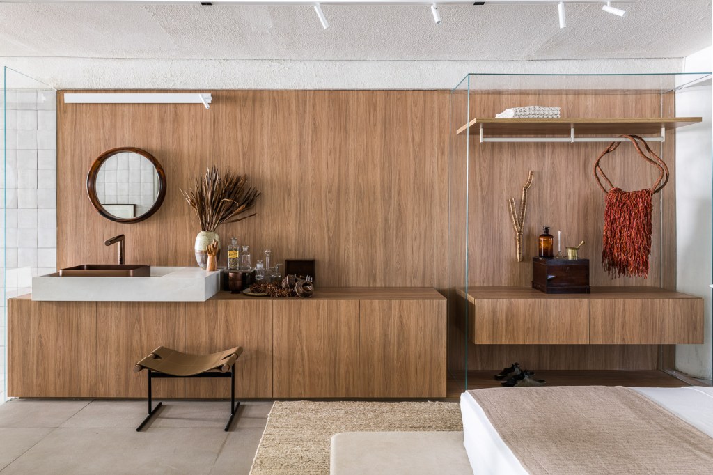 gustavo-martins-odoia-casacor-sao-paulo-2023-credito-renato-navarro (15) Gustavo Martins Arquitetos - Odoiá. Projeto da CASACOR São Paulo 2023. Na foto, banheiro com parede de madeira e closet.