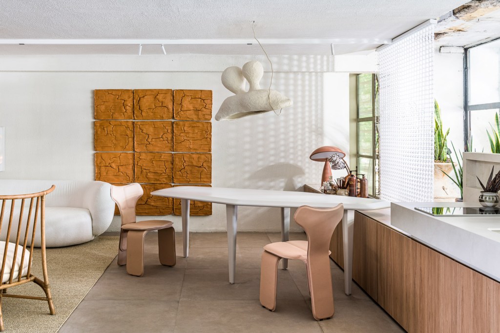 gustavo-martins-odoia-casacor-sao-paulo-2023-credito-renato-navarro (7) Gustavo Martins Arquitetos - Odoiá. Projeto da CASACOR São Paulo 2023. Na foto, sala de jantar com mesa geométrica e quadro de lama.