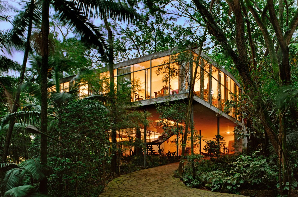 A Casa de Vidro, de Lina Bo Bardi. A Casa de Vidro, de Lina Bo Bardi.