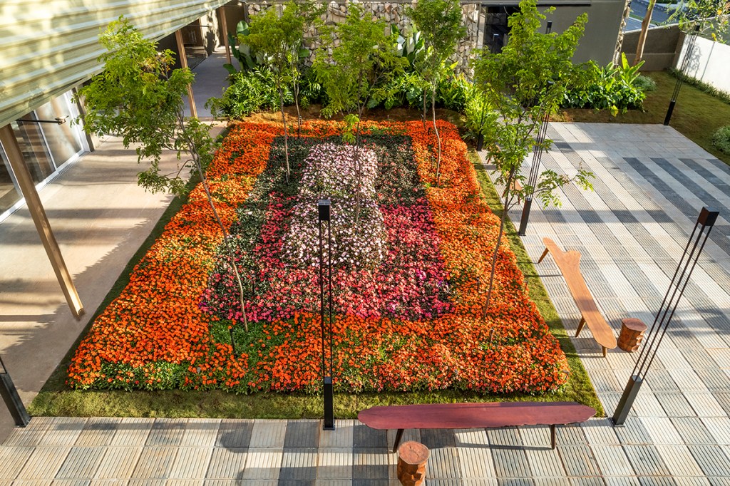 Leandro de Paula Araújo - À Sombras dos Flamboyants. Projeto da CASACOR Goiás 2023. Na foto, jardim com flores coloridas.