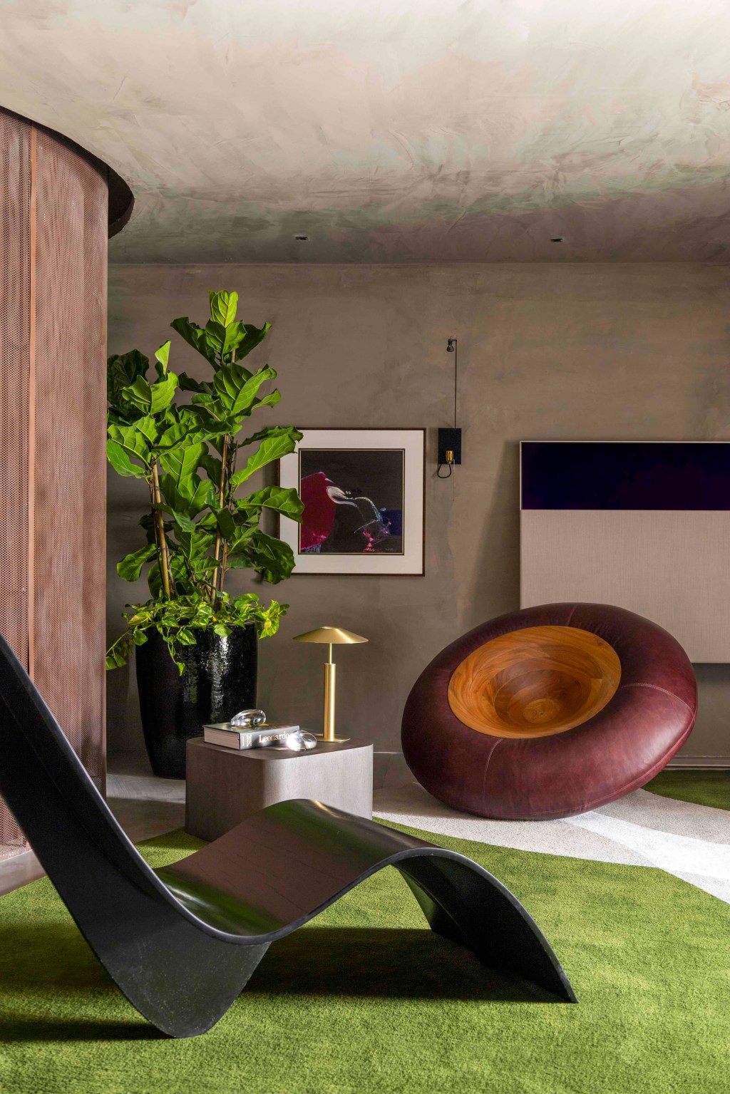 leo-shehtman-memorias-casacor-sao-paulo-2023-credito-adriano-pacelli (10) Léo Shehtman - Memórias. Projeto da CASACOR São Paulo 2023. Na foto, sala com poltrona, chaise e tapete verde.