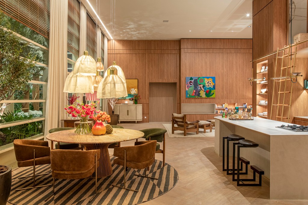 paola-ribeiro-casa-essencia-duratex-casacor-sao-paulo-2023-credito-mca-estudio (15) Paola Ribeiro - Casa Essência Duratex. Projeto da CASACOR São Paulo 2023. NA foto, sala de estar, cozinha e jantar integradas. Paredes de madeira,