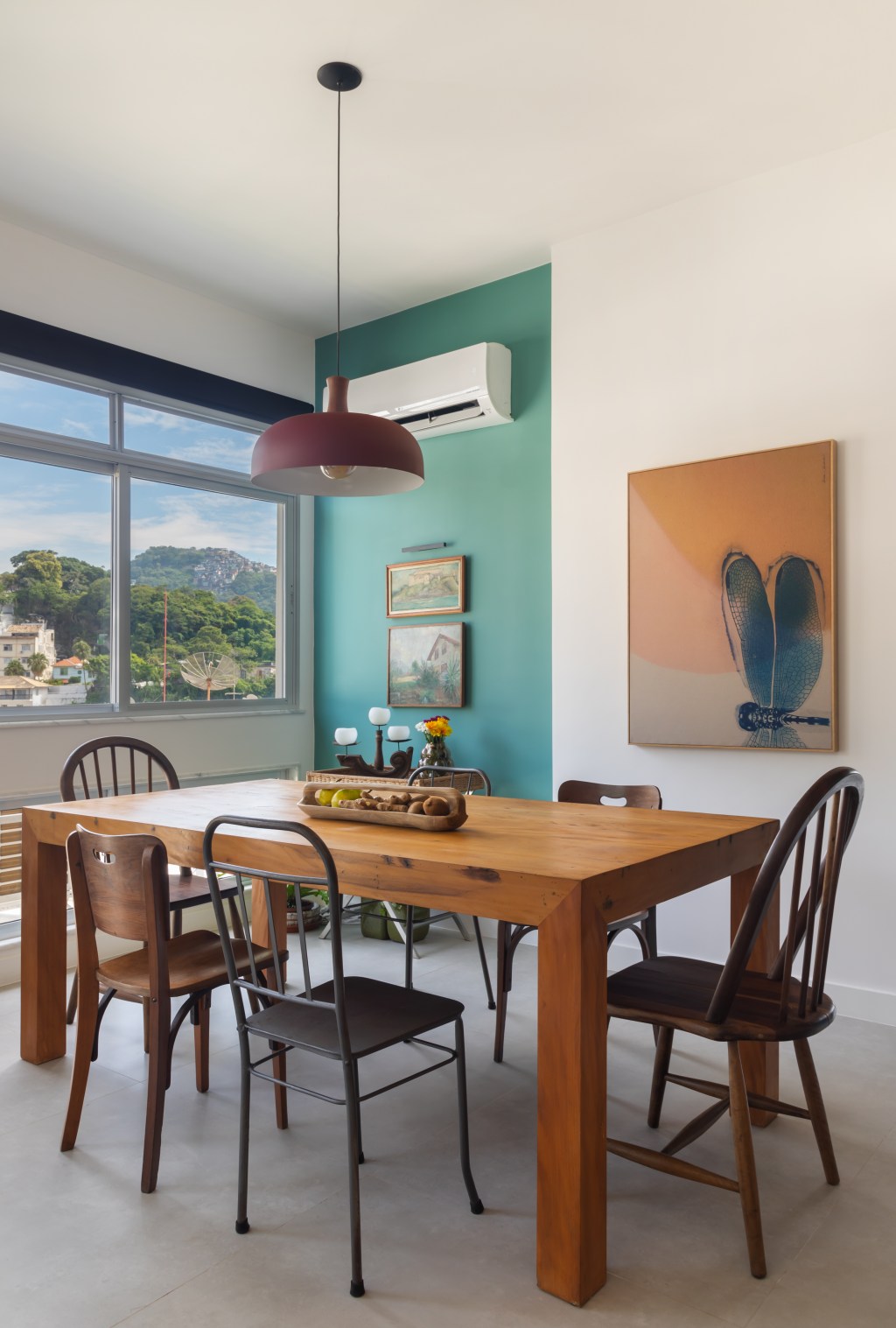 paredes-verdes-azuis-apartamento-despojado-81-m2 (17) Paredes verdes azuis apartamento despojado 81 m2 Ketlein Amorim decoração sala jantar mesa cadeira luminaria quadro