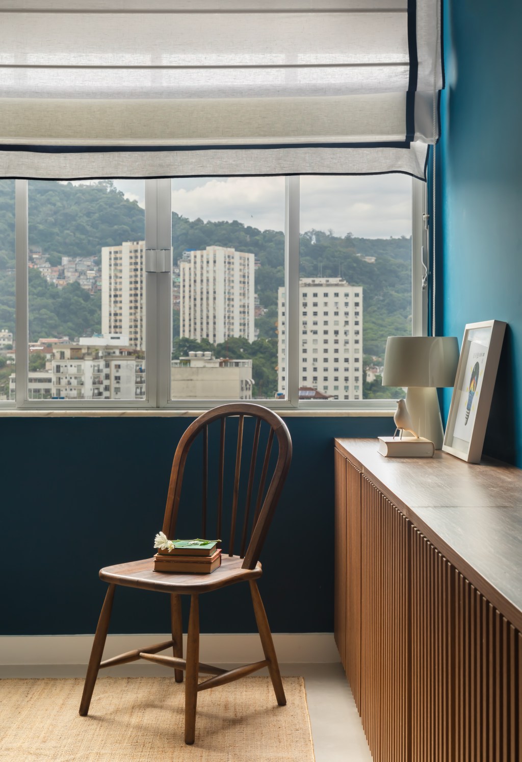 Paredes verdes azuis apartamento despojado 81 m2 Ketlein Amorim decoração sala cadeira cortina estar verde madeira