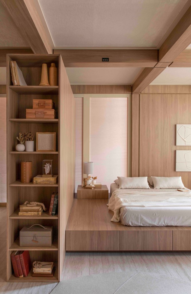 quintino-facci-morada-da-alma-casacor-sao-paulo-2023-credito-felipe-araujo (1) Quintino Facci Arquitetos - Morada da Alma. Projeto da CASACOR São Paulo 2023. Na foto, quarto com cama no tablado e paredes de madeira.