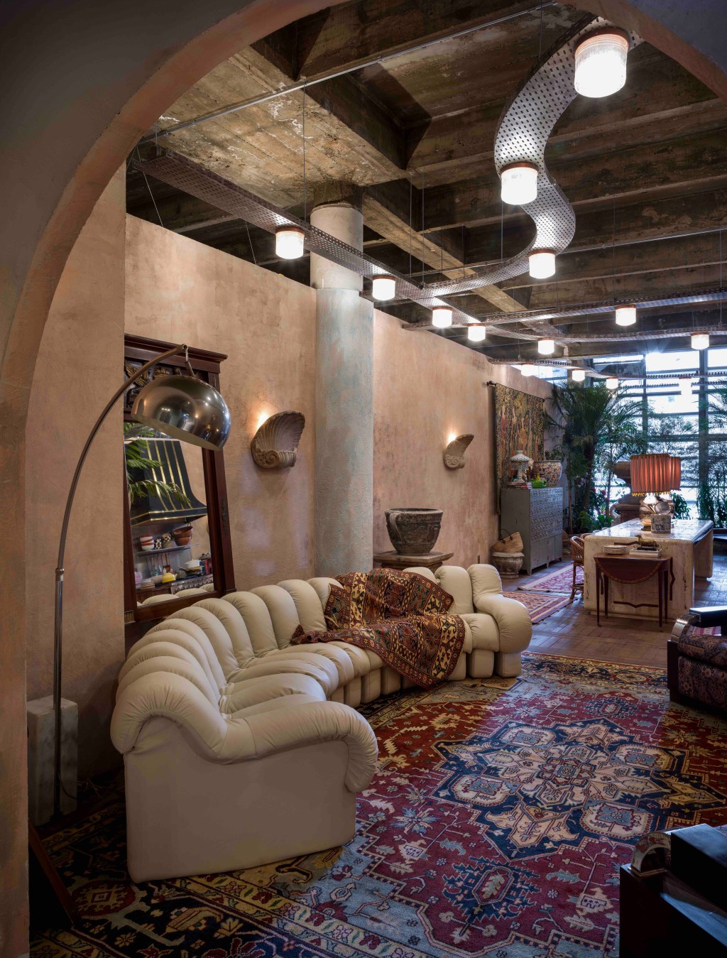 studio-schier-casa-terroir-casacor-sao-paulo-2023-credito-romulo-fialdini (15) Studio Schier - Casa Terroir. Projeto da CASACOR São Paulo 2023. Na foto, sala com sofá curvo, tapete e cozinha integrada.