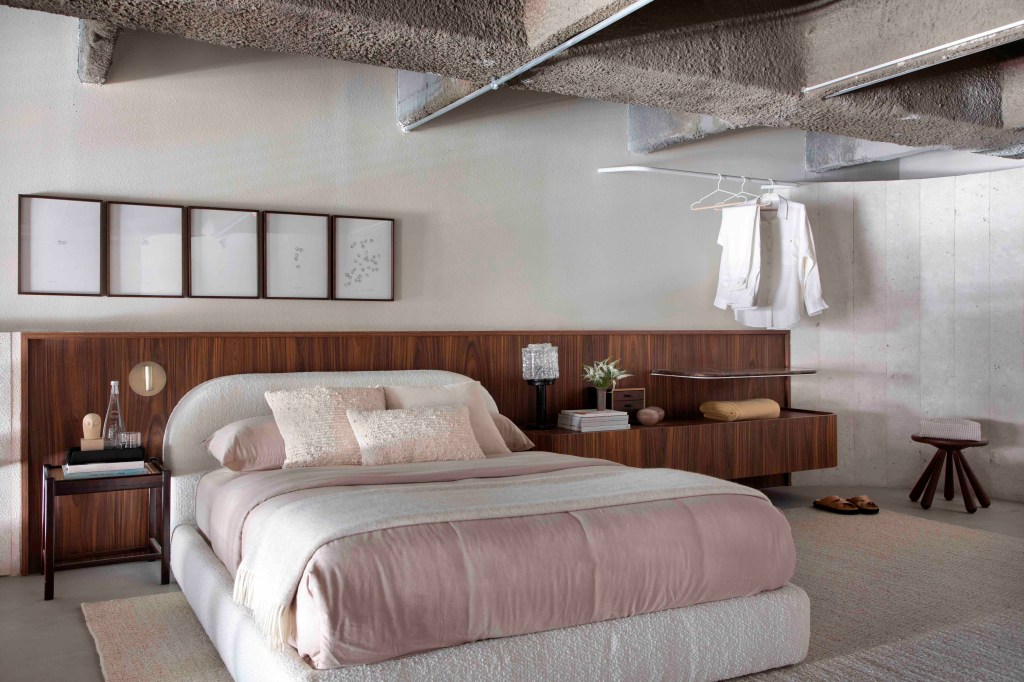 Ticiane Lima - Loft (In)terno. Projeto da CASACOR São Paulo 2023. Na foto, quarto com cabeceira de madeira, quadro e madeira.