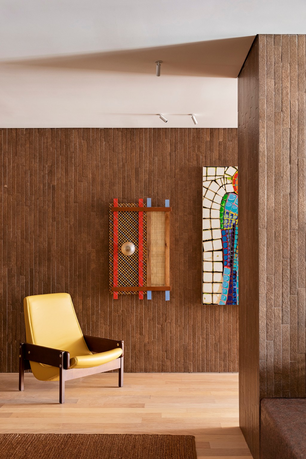 tufi-mousse-casa-morena-casacor-sao-paulo-2023-credito-mca-estudio (3) Tufi Mousse Arquitetura - A Casa Morena. Projeto da CASACOR São Paulo 2023. Na foto, sala com jardim, poltrona amarela e quadro.