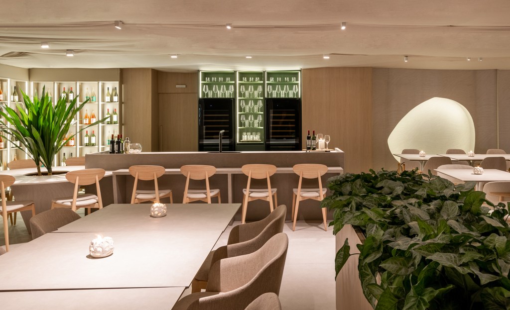 vilaville-arquitetura-restaurantes-horta-casacor-sao-paulo-2023-credito-favaro-jr (4) Vilaville Arquitetura - Restaurante Horta. Projeto da CASACOR São Paulo 2023. Na foto, mesas, cadeiras, adega e nichos iluminados.