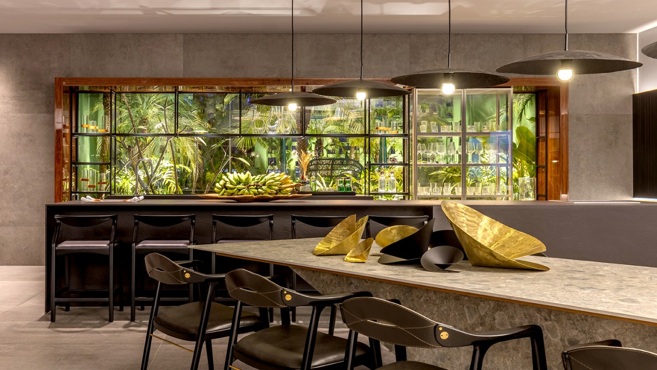 William Hanna - Casa Cosentino. Projeto da CASACOR Goiás 2023. Na foto, sala de jantar com vista para o jardim e bancada.