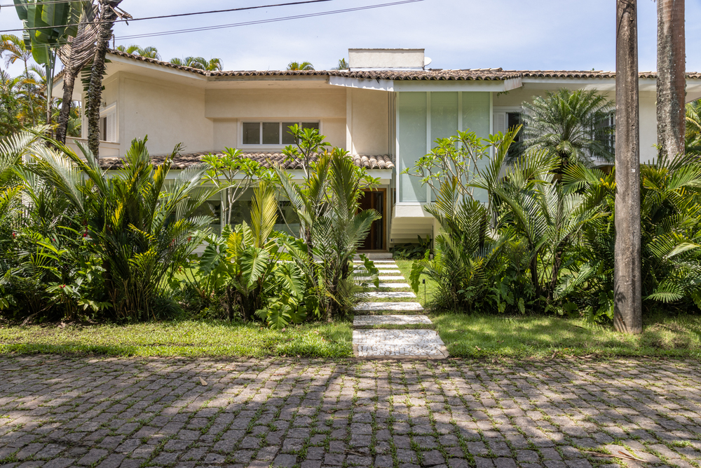Escritório STAL Arquitetura, de Alessandra Pinho e Stella Teixeira, assina casa de 600m², no Guarujá, litoral paulista.