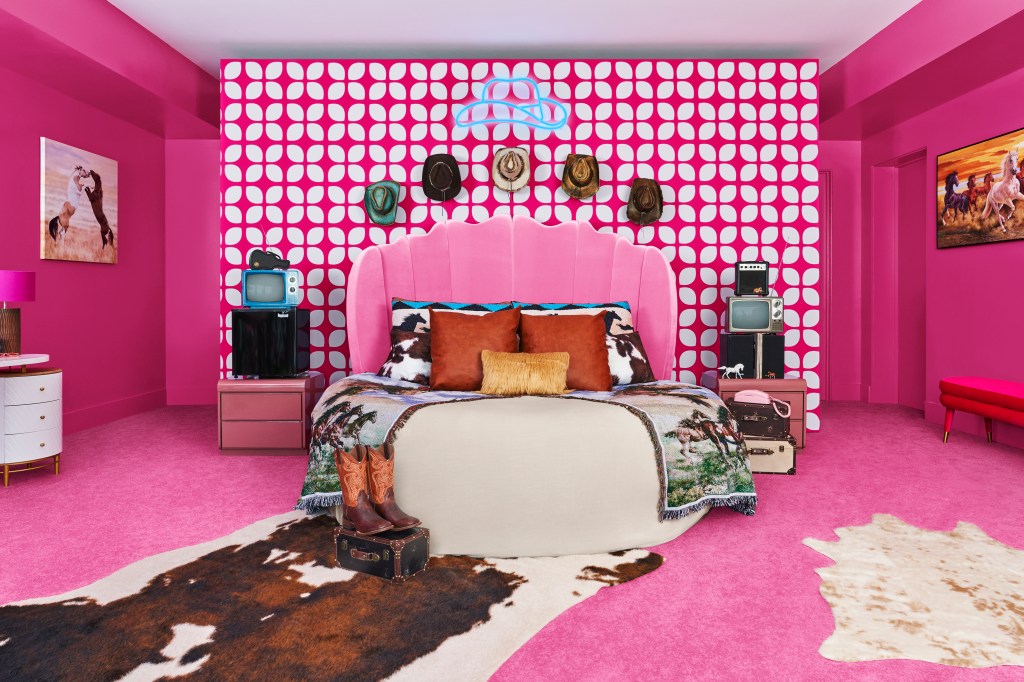 02-Kens-DreamHouse-Airbnb-Bedroom-Credit-Joyce-Lee 'Casa da Barbie' estará disponível para aluguel na Califórnia, EUA