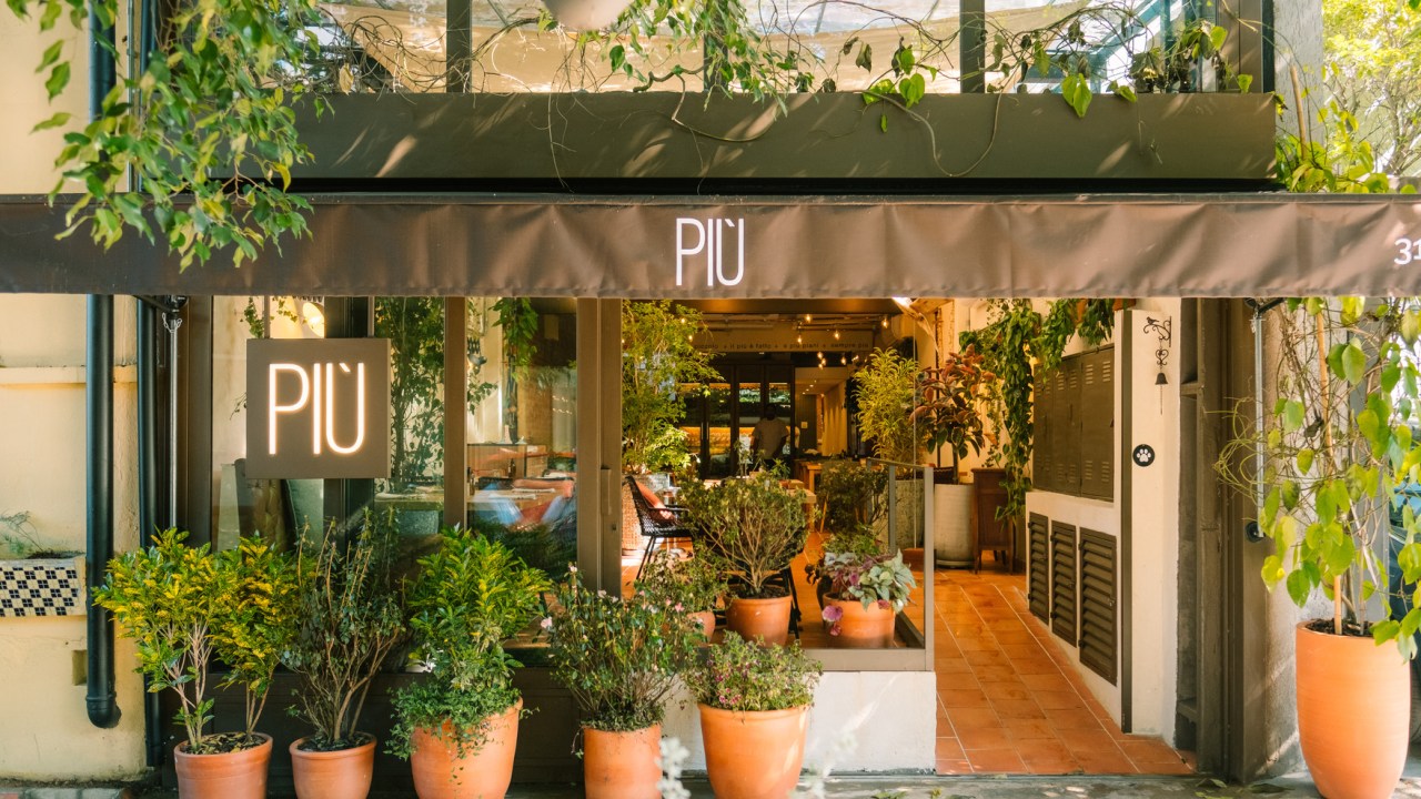 Restaurante PIÚ ganha nova área verde pelas mãos do paisagista João Queiroz.