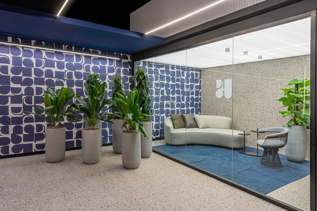 André Henning Studio - Arena Multifuncional. Visual contemporâneo, materiais sofisticados e acabamentos diferenciados, o espaço traz dinamismo visual de grande personalidade e se encaixa com uma área de descompressão. Espaço interativo com área multifuncional de videocast, podcast, cenografia para influencers e mídias tradicionais e disruptivas além de palestras e workshops. A “arena escritório” coloca em pauta as áreas de gravações de conteúdos e entrevistas voltadas para um cubo acústico com infraestrutura técnica de produção e vídeo conteúdo. Características visuais e sensoriais criam uma ambientação que equilibra informalidade, interação digital e versatilidade. André Henning Studio - Arena Multifuncional. Visual contemporâneo, materiais sofisticados e acabamentos diferenciados, o espaço traz dinamismo visual de grande personalidade e se encaixa com uma área de descompressão. Espaço interativo com área multifuncional de videocast, podcast, cenografia para influencers e mídias tradicionais e disruptivas além de palestras e workshops. A “arena escritório” coloca em pauta as áreas de gravações de conteúdos e entrevistas voltadas para um cubo acústico com infraestrutura técnica de produção e vídeo conteúdo. Características visuais e sensoriais criam uma ambientação que equilibra informalidade, interação digital e versatilidade.