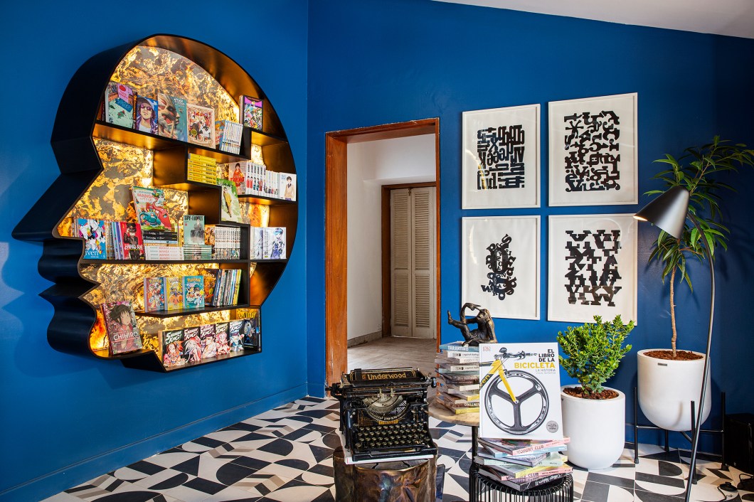 Bárbara Biglieri e Marcela Vasquez - La Librería. Neste espaço, os sentidos articulam-se com um design funcional, criando uma linguagem própria, arrojada e fresca, que envolve o leitor ao mesmo tempo que o liga com a leitura de forma orgânica, lúdica e tecnológica. O design contribui para o despertar de uma sensação estética e espacial, gerando um equilíbrio entre materiais, formas e natureza. Bárbara Biglieri e Marcela Vasquez - La Librería. Neste espaço, os sentidos articulam-se com um design funcional, criando uma linguagem própria, arrojada e fresca, que envolve o leitor ao mesmo tempo que o liga com a leitura de forma orgânica, lúdica e tecnológica. O design contribui para o despertar de uma sensação estética e espacial, gerando um equilíbrio entre materiais, formas e natureza.
