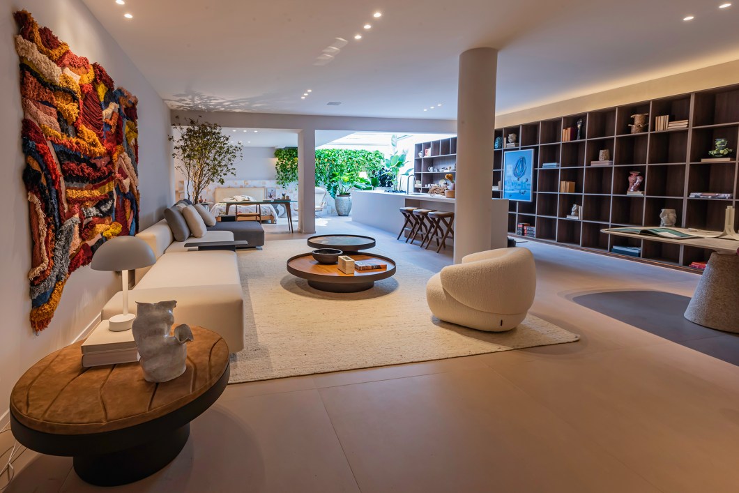 Carla Grüdtner - Loft Meu Refúgio. Com a escolha dos materiais em tons terrosos, iluminação natural através de uma grande abertura de vidro no teto e a natureza presente dentro da casa, o espaço abraça os visitantes e os convida a respirar, relaxar e desacelerar... O ambiente é integrado com sala, jantar, cozinha, quarto e banheiro em tons terrosos e neutros que trazem uma harmonia sem perder a funcionalidade. O conceito de refúgio aparece no uso de luz natural, tecidos, madeira, palhinha, tramas naturais e a valorização da natureza. Carla Grüdtner - Loft Meu Refúgio. Com a escolha dos materiais em tons terrosos, iluminação natural através de uma grande abertura de vidro no teto e a natureza presente dentro da casa, o espaço abraça os visitantes e os convida a respirar, relaxar e desacelerar... O ambiente é integrado com sala, jantar, cozinha, quarto e banheiro em tons terrosos e neutros que trazem uma harmonia sem perder a funcionalidade. O conceito de refúgio aparece no uso de luz natural, tecidos, madeira, palhinha, tramas naturais e a valorização da natureza.