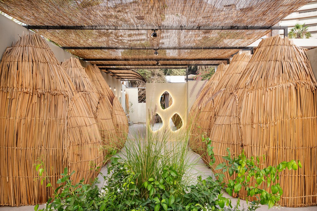 Francisco Salinas - Espacio de Reconexión. Neste ambiente, o espaço íntimo é aquele que usamos todos os dias para fazer uma pausa e nos reconectar com a natureza e com nós mesmos. Graças aos materiais utilizados e à disposição do percurso, o visitante se sente imerso na própria natureza e recorda o estado mais primitivo do homem. A ideia é que a sensação de segurança e conforto que a natureza nos proporciona permita recuperar o nosso equilíbrio interior. Francisco Salinas - Espacio de Reconexión. Neste ambiente, o espaço íntimo é aquele que usamos todos os dias para fazer uma pausa e nos reconectar com a natureza e com nós mesmos. Graças aos materiais utilizados e à disposição do percurso, o visitante se sente imerso na própria natureza e recorda o estado mais primitivo do homem. A ideia é que a sensação de segurança e conforto que a natureza nos proporciona permita recuperar o nosso equilíbrio interior.