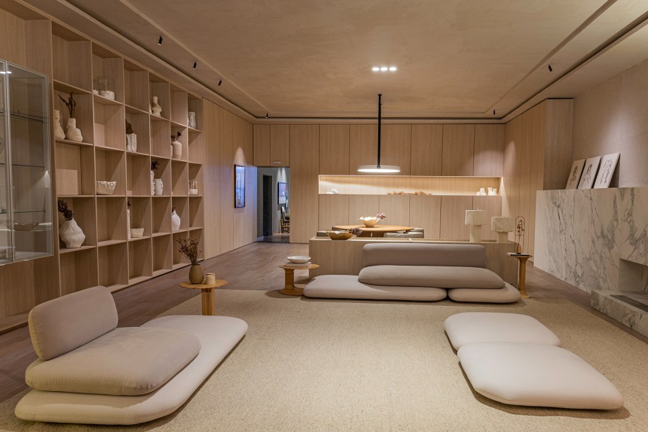 Giuliano Marchiorato - Casa Japandi. O termo Japandi é atribuído ao estilo de decoração que remete a fusão de influências japonesas e escandinavas baseadas nos conceitos Wabi-Sabi e Hygge. Na decoração japonesa, por exemplo, é possível observar móveis práticos, simples e minimalistas. O estilo escandinavo apresenta os elementos orgânicos também em formas mais básicas e com poucos detalhes. Ambos se complementam com suas cores, materiais e naturalidade, resultando em um ambiente fresco, sereno e receptivo. O estilo Japandi é a base criativa do arquiteto. Uma casa contemporânea, minimalista e japonista.