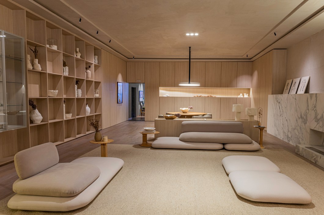 Giuliano Marchiorato - Casa Japandi. O termo Japandi é atribuído ao estilo de decoração que remete a fusão de influências japonesas e escandinavas baseadas nos conceitos Wabi-Sabi e Hygge. Na decoração japonesa, por exemplo, é possível observar móveis práticos, simples e minimalistas. O estilo escandinavo apresenta os elementos orgânicos também em formas mais básicas e com poucos detalhes. Ambos se complementam com suas cores, materiais e naturalidade, resultando em um ambiente fresco, sereno e receptivo. O estilo Japandi é a base criativa do arquiteto. Uma casa contemporânea, minimalista e japonista. Giuliano Marchiorato - Casa Japandi. O termo Japandi é atribuído ao estilo de decoração que remete a fusão de influências japonesas e escandinavas baseadas nos conceitos Wabi-Sabi e Hygge. Na decoração japonesa, por exemplo, é possível observar móveis práticos, simples e minimalistas. O estilo escandinavo apresenta os elementos orgânicos também em formas mais básicas e com poucos detalhes. Ambos se complementam com suas cores, materiais e naturalidade, resultando em um ambiente fresco, sereno e receptivo. O estilo Japandi é a base criativa do arquiteto. Uma casa contemporânea, minimalista e japonista.