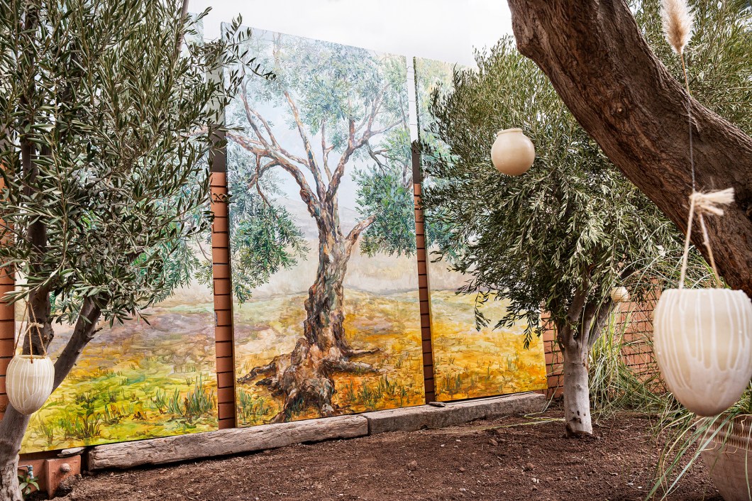 Gonzalo Herrera - La Vida del Olivo. É uma experiência única para os amantes da natureza e da beleza cênica. O espaço apresenta oliveiras em todas as fases do seu crescimento, desde pequenas mudas a árvores imponentes e azeitonas. A combinação de arte e música com luz de velas cria uma atmosfera envolvente, integrando o visitante à natureza. Gonzalo Herrera - La Vida del Olivo. É uma experiência única para os amantes da natureza e da beleza cênica. O espaço apresenta oliveiras em todas as fases do seu crescimento, desde pequenas mudas a árvores imponentes e azeitonas. A combinação de arte e música com luz de velas cria uma atmosfera envolvente, integrando o visitante à natureza.