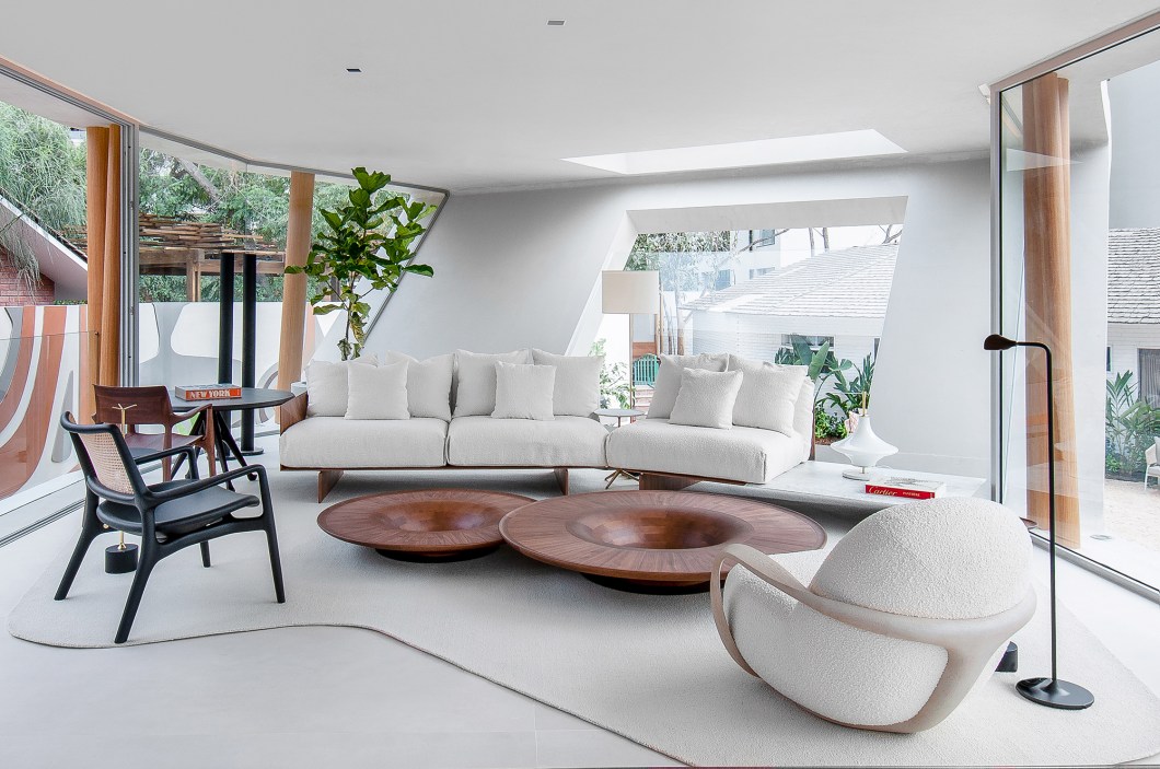 Jennifer Junek - Casa Terra. A procura do equilíbrio entre a modernidade e a natureza é o ponto de partida deste espaço minimalista e tecnológico, rodeado de vegetação e componentes naturais que criam um ambiente acolhedor e harmonioso. Utilizando os cinco elementos da natureza, a proposta de linhas e formas orgânicas utiliza materiais como a madeira, a pedra e o metal e tons quentes como terracota e ferrugem. Jennifer Junek - Casa Terra. A procura do equilíbrio entre a modernidade e a natureza é o ponto de partida deste espaço minimalista e tecnológico, rodeado de vegetação e componentes naturais que criam um ambiente acolhedor e harmonioso. Utilizando os cinco elementos da natureza, a proposta de linhas e formas orgânicas utiliza materiais como a madeira, a pedra e o metal e tons quentes como terracota e ferrugem.