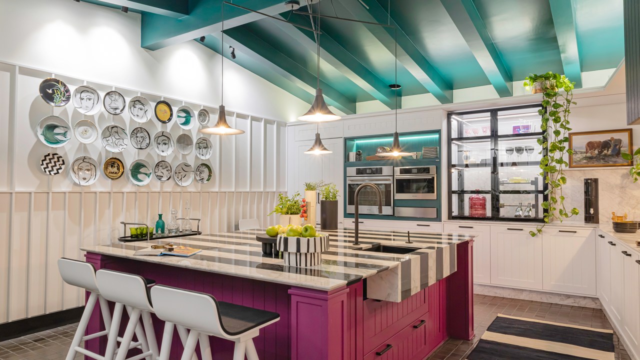 Karolinna Venturi - Casa Cucina. Projeto da CASACOR Paraná 2023. Na foto, cozinha com ilha rosa, pratos na parede e cristaleira.