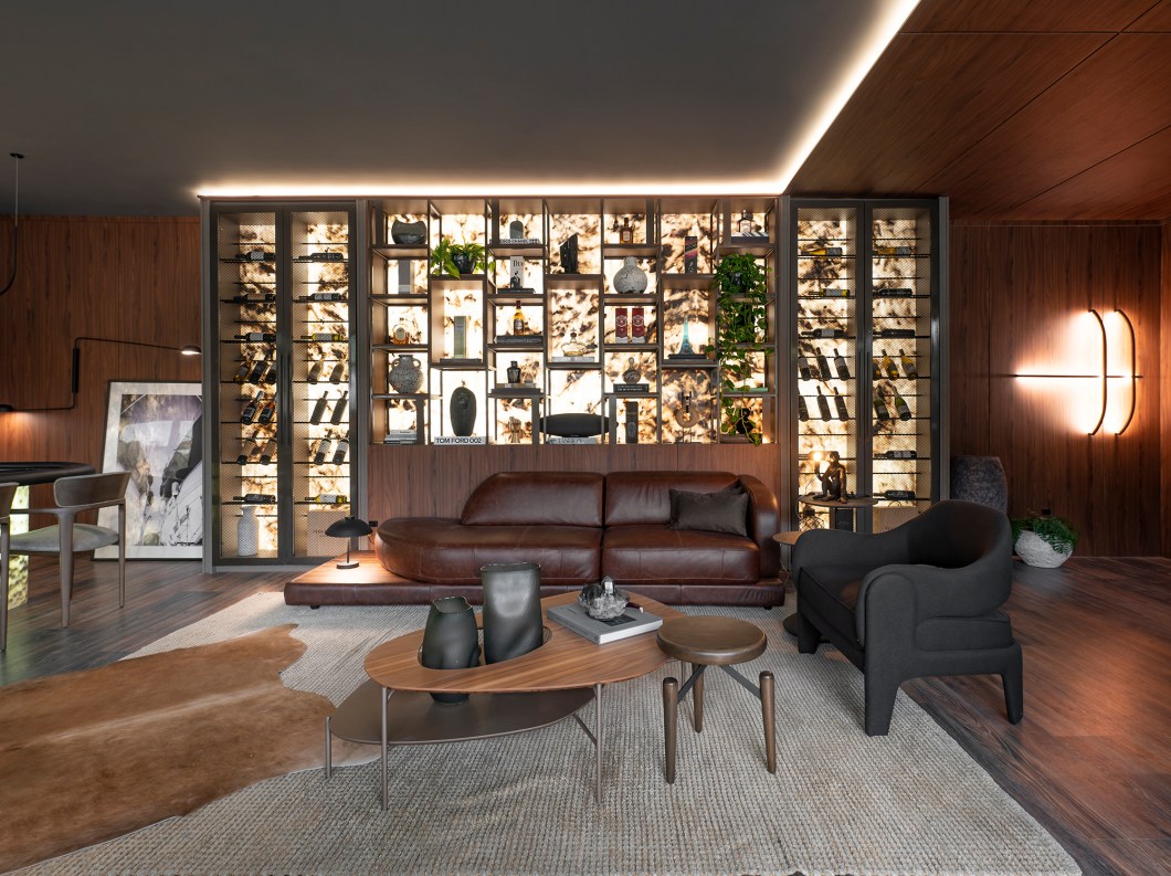 Keli Maksimiuk e Rafaela Rosa - Man Cave by Quality Home. Este é um espaço projetado para homens de meia idade com espírito jovem. É o lugar perfeito para se reunir com os amigos e celebrar as conquistas da vida. No ambiente, memórias são criadas e compartilhadas. O entretenimento é garantido com uma elegante área de jogos equipada com mesa de bilhar e pôquer. Além disso, há uma área de estar aconchegante e uma cozinha funcional com churrasqueira, geladeira embutida, adega e cervejeira. E claro, não pode faltar a choperia! Com uma atmosfera marcante, tons escuros e iluminação suave, é um espaço feito para durar. Keli Maksimiuk e Rafaela Rosa - Man Cave by Quality Home. Este é um espaço projetado para homens de meia idade com espírito jovem. É o lugar perfeito para se reunir com os amigos e celebrar as conquistas da vida. No ambiente, memórias são criadas e compartilhadas. O entretenimento é garantido com uma elegante área de jogos equipada com mesa de bilhar e pôquer. Além disso, há uma área de estar aconchegante e uma cozinha funcional com churrasqueira, geladeira embutida, adega e cervejeira. E claro, não pode faltar a choperia! Com uma atmosfera marcante, tons escuros e iluminação suave, é um espaço feito para durar.